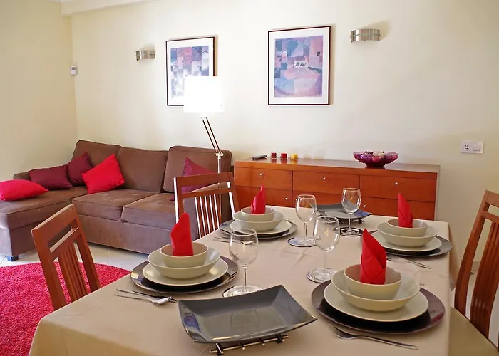 @ Poolside アパート